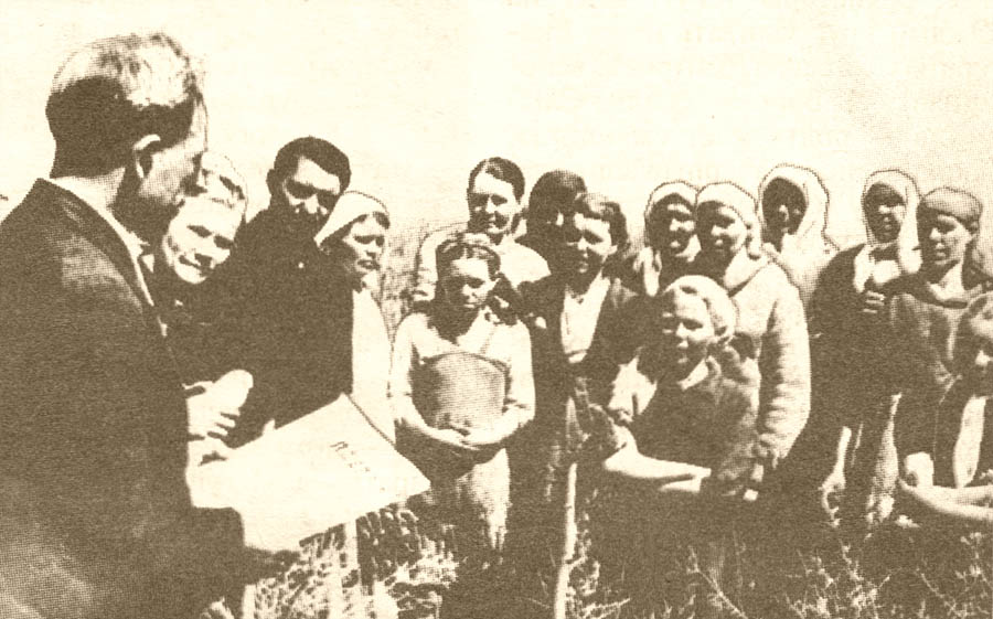 Председатель колхоза Кукушкин читает сводку Совинформбюро. Село Саметь Костромского района, 1942 г.