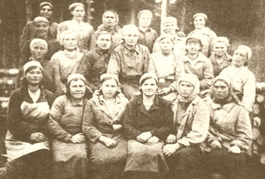 Бригада Е. Г. Дюковой на лесозаготовках. Трест "Нейлесзаг". 1942 г. Евдокия Дюкова — во втором ряду в центре.